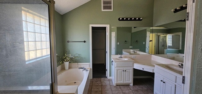 Photo - 6027 100th St