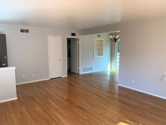 313 Ravenscroft Dr