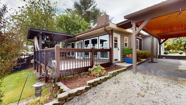 Photo - 423 Crest Rd