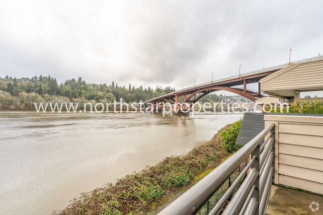 Building Photo - Stunning Riverfront Townhome in Sellwood