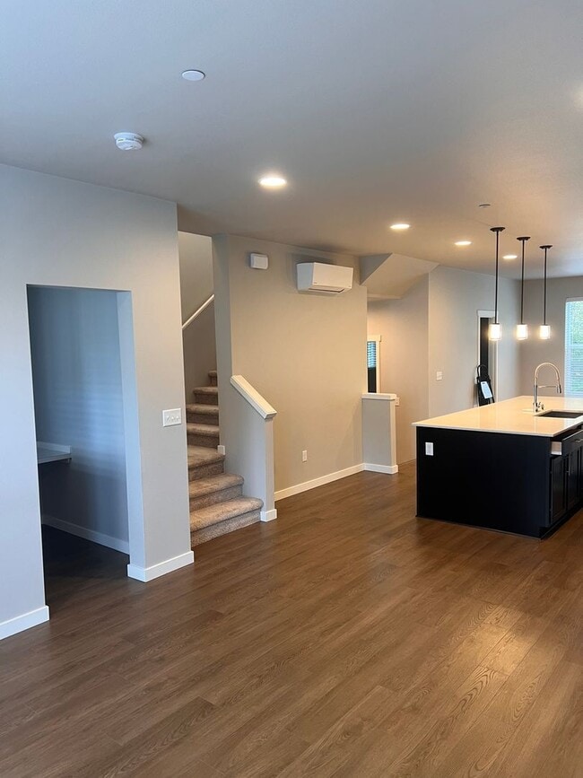 Photo - Modern 3-Bedroom Condo in the Heart of Lyn...