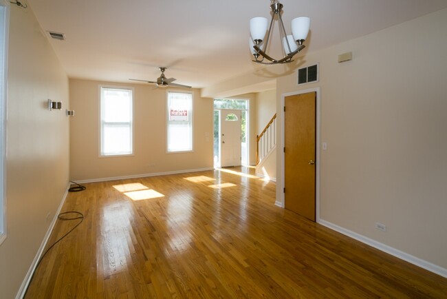 Photo - 1738 W Nelson St Apartments Unit G00C