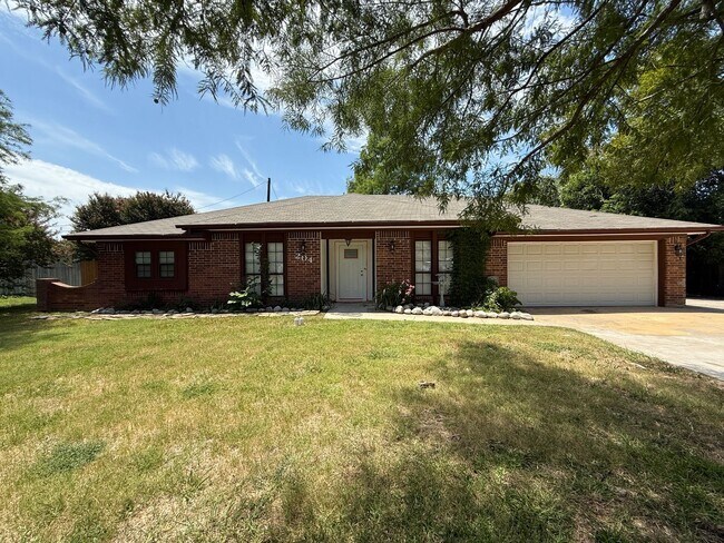 Building Photo - NEW IN MANAGEMENT - COMING SOON! Rental