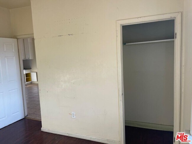 Photo - 1005 W 46th St Unit 4