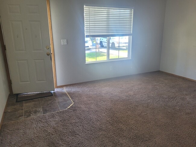 Puerta principal y ventana que dan a la entrada de vehículos. - 1415 E Maple St Unidad Side B