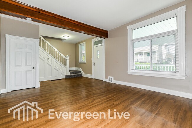 Photo - 446 N School St