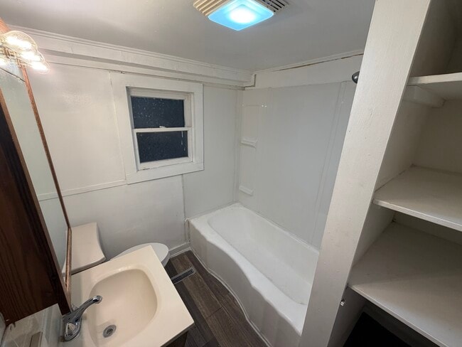 Photo - 1120 W 4th St