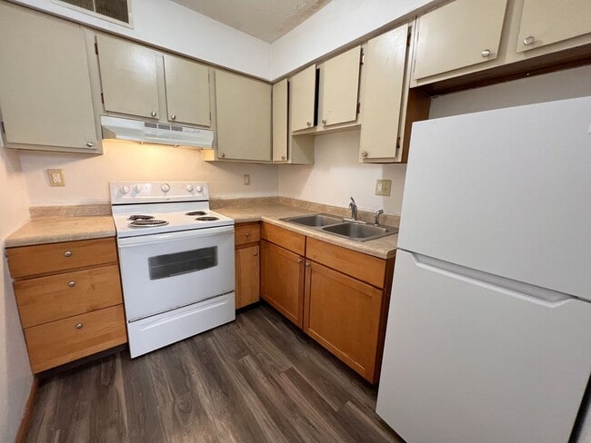 Photo - Freshly Renovated 1 Bedroom 1 Bath Unit - Coralville, IA