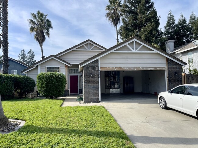 Building Photo - 6031 Creek Bend Dr