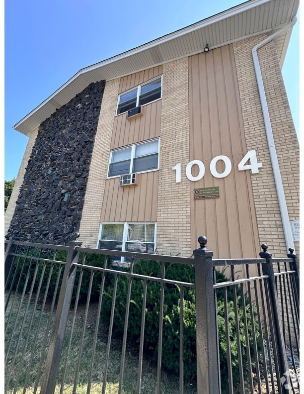 Building Photo - 1004 Des Plaines Ave Unit 13 Rental