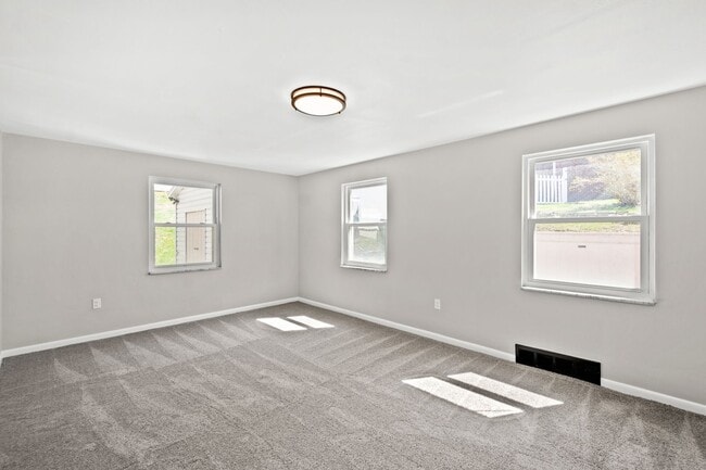 Photo - MOVE IN SPECIAL! SCORE HALF OFF 1ST MONTH'...