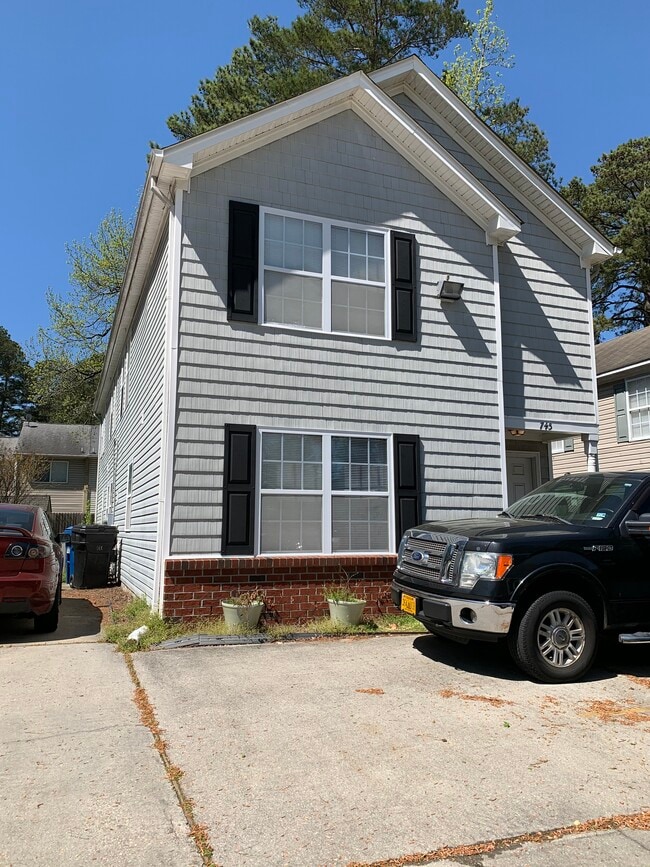 Building Photo - 747 S Rosemont Rd Unit 747 S Rosemont Rd