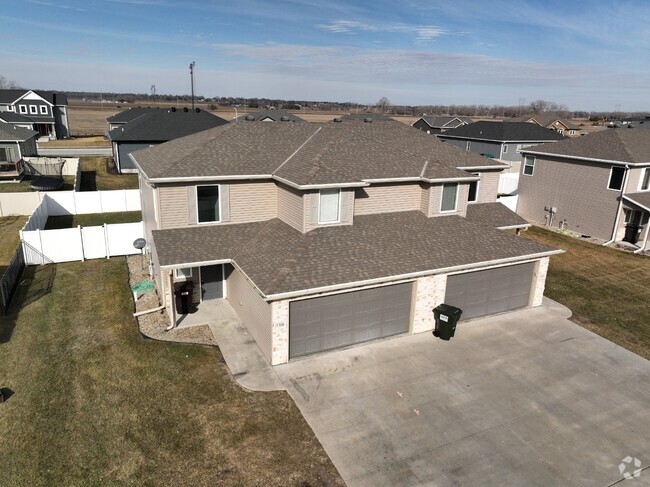 Building Photo - "Charming 3-Bed Townhouse with 2.5 Baths &...