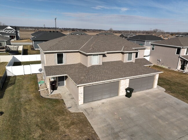 "Charming 3-Bed Townhouse with 2.5 Baths &... - "Charming 3-Bed Townhouse with 2.5 Baths &...