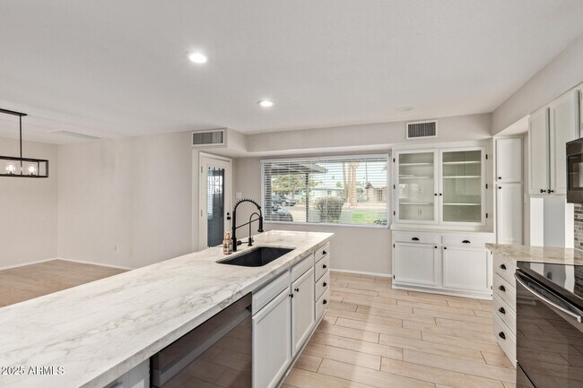 Photo - 627 W 16th St