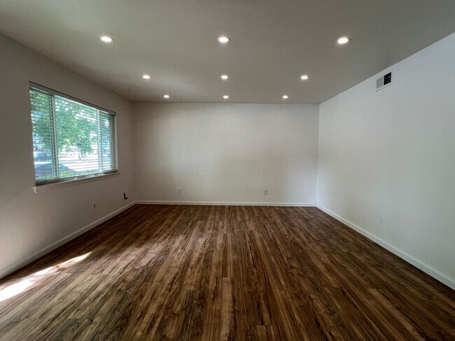 Photo - Beautiful 2 Bedroom 1 Bath Condo in South ...