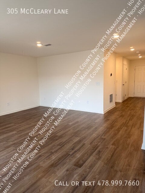 Photo - 305 McCleary Ln