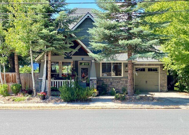 Building Photo - *Coming Soon* Charming Old Bend Rental | 3...