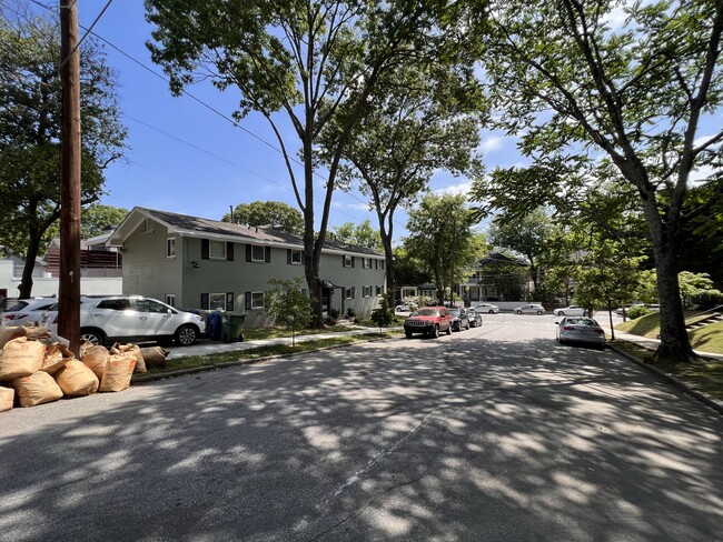 Gorgeous Neighborhood Very Walkable - 778 NE Argonne Ave Apartments