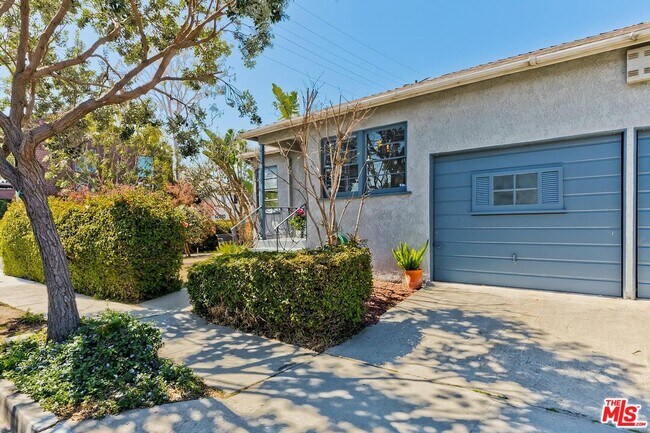 Photo - 3823 Moore St