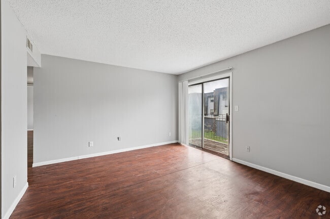 2BR, 1BA - 808SF - Living Room