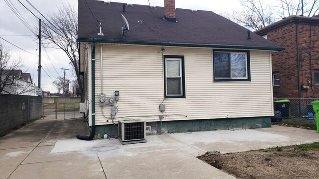 Photo - 28833 Groveland St