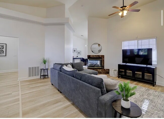 Photo - 1870 Racine Dr