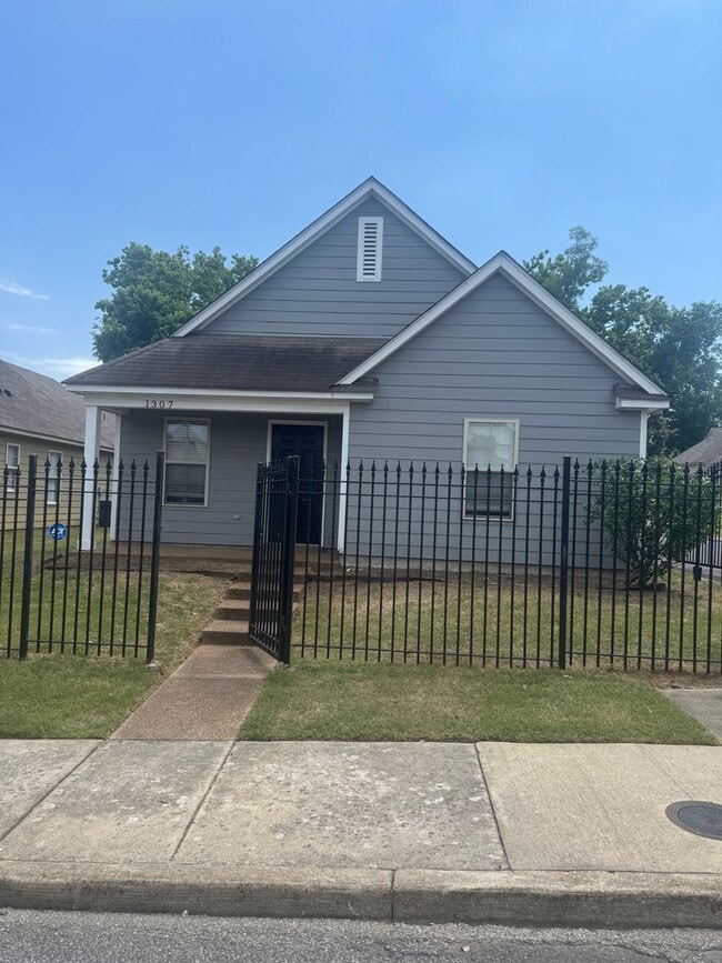 Photo - 1307 Larkin Ave