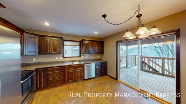 Photo - Modern 4 Bedroom 2 Bathroom Twin-Home in Tea