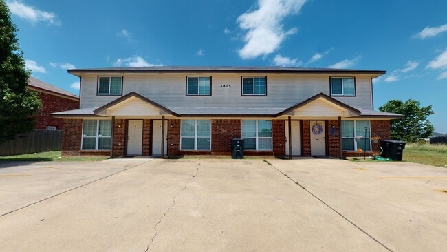 Building Photo - Cozy Townhouse NO CARPET DOWNSTAIRS by FORT HOOD!