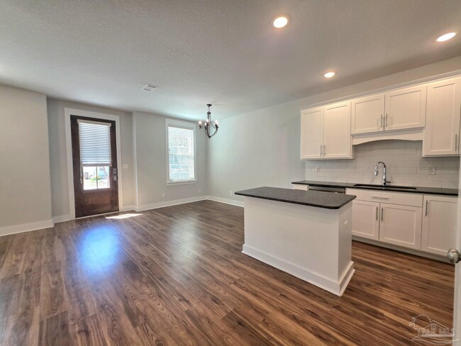 Photo - 248 N De Villiers St