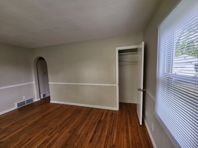 Photo - Charming 3 Bedroom Home in Indianapolis with Spacious Layout and Convenient Location!