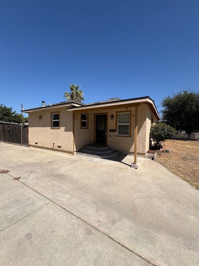 Building Photo - Cozy Home Now Available in Dinuba!!!