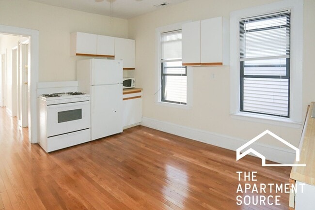 Building Photo - 2254 N Southport Ave Unit 2