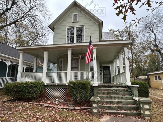 Building Photo - 633 Moulton St E