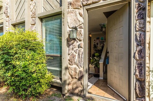 Photo - 2 Bd / 2 Ba Townhome Minutes Away From Cam...