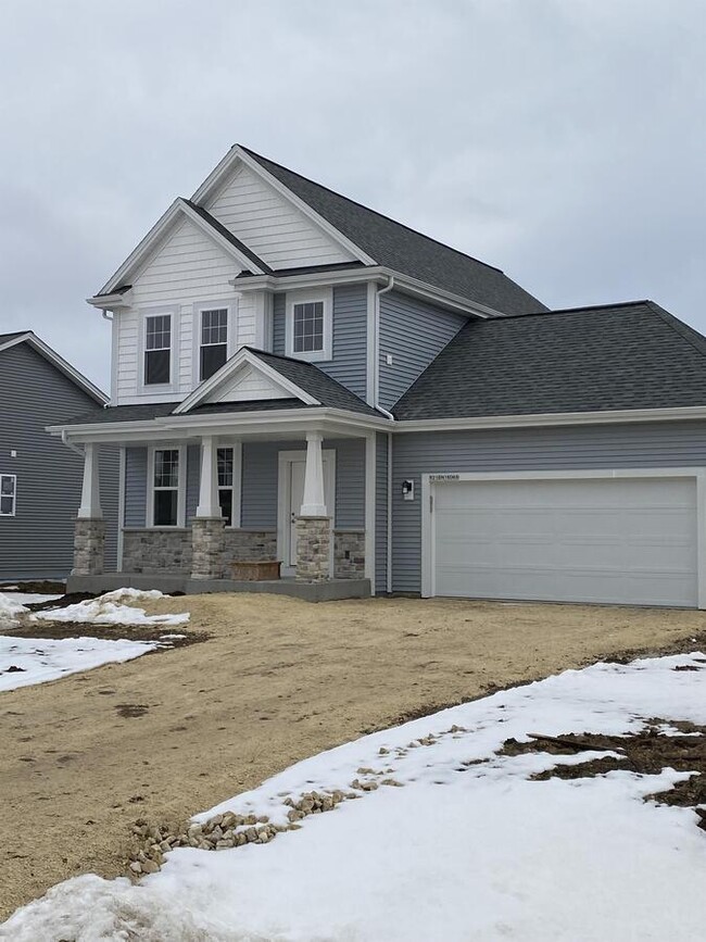Building Photo - W218N16066 Tiger Lily Dr Rental