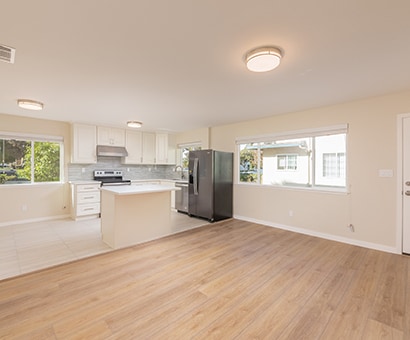 Large kitchen with island, Dining&Family room - 1636 Queen Charlotte Dr Unit APT 2