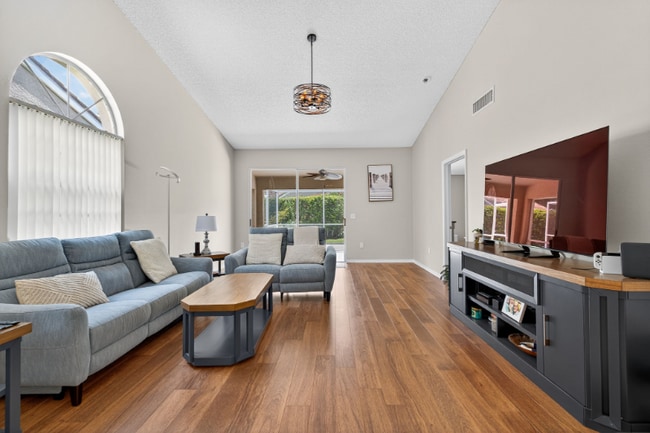 Photo - 3874 Darston St