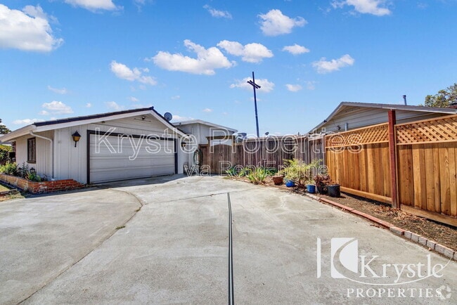 Building Photo - 211 Oakmore Ct Unit P Rental