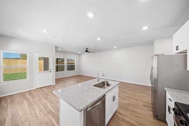 Photo - 214 W Lewis St