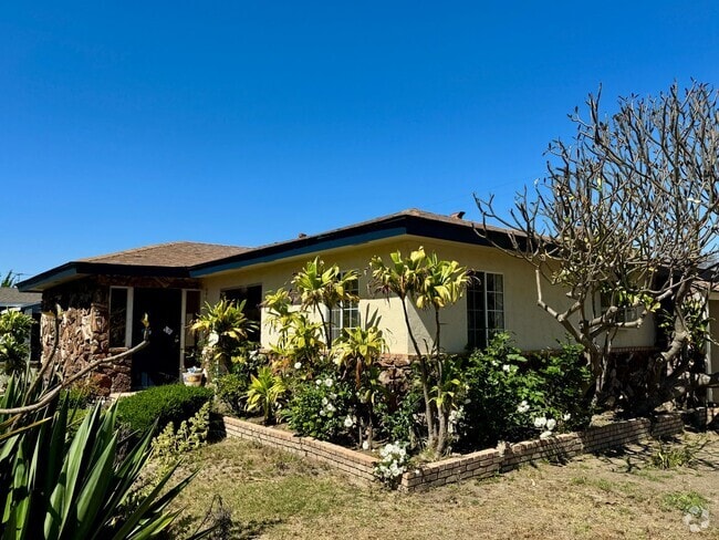 Building Photo - 3bd 2ba + Office Space Rental