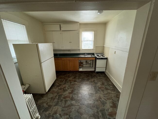 Kitchen - 208 N Adams St Unit B