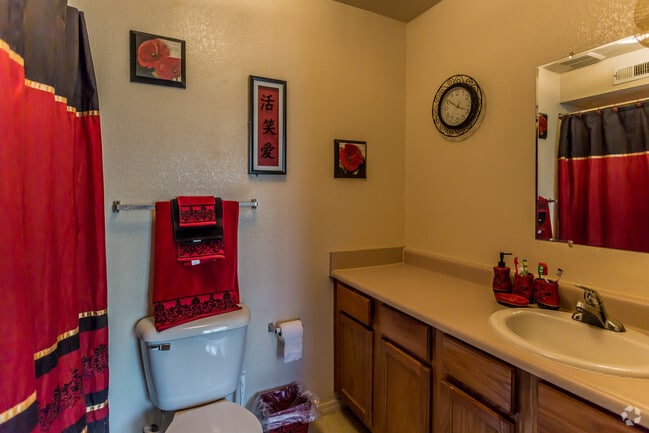 2BR, 2BA - 912 SF - Master Bathroom