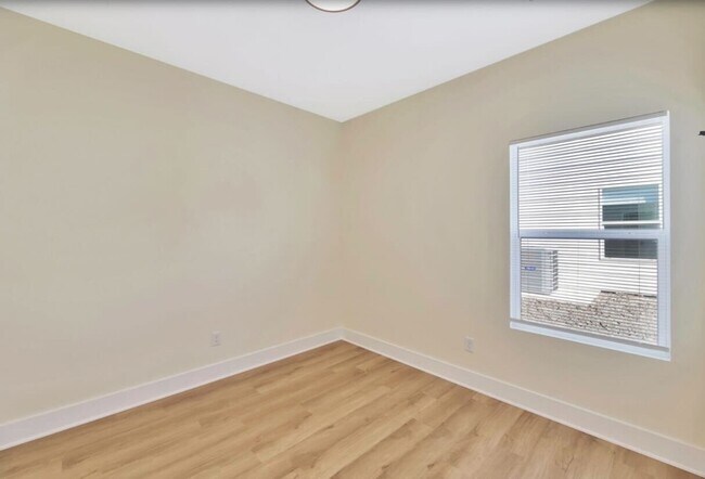 Photo - 17121 W Kashmir St
