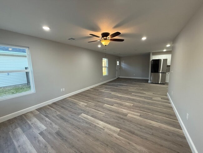 121 W Lewis St