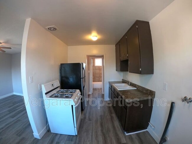 Building Photo - 1083 E 7th St Unit 3 Rental