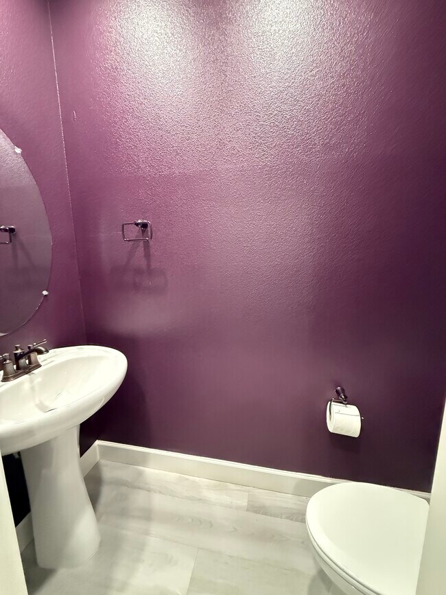 Photo - 2324 Henri Ln