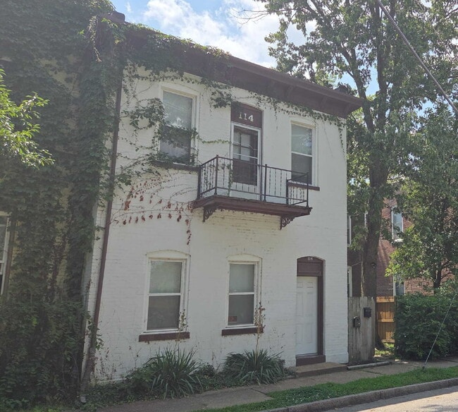 Building Photo - "Charming 1-Bedroom FIRST FLOOR Duplex in St. Louis City- Your Spacious 850 sq. ft. Retreat Await... Unit 1F