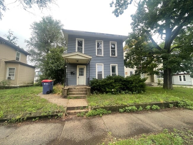Building Photo - Three Bedroom Single Family Located Near D... Rental